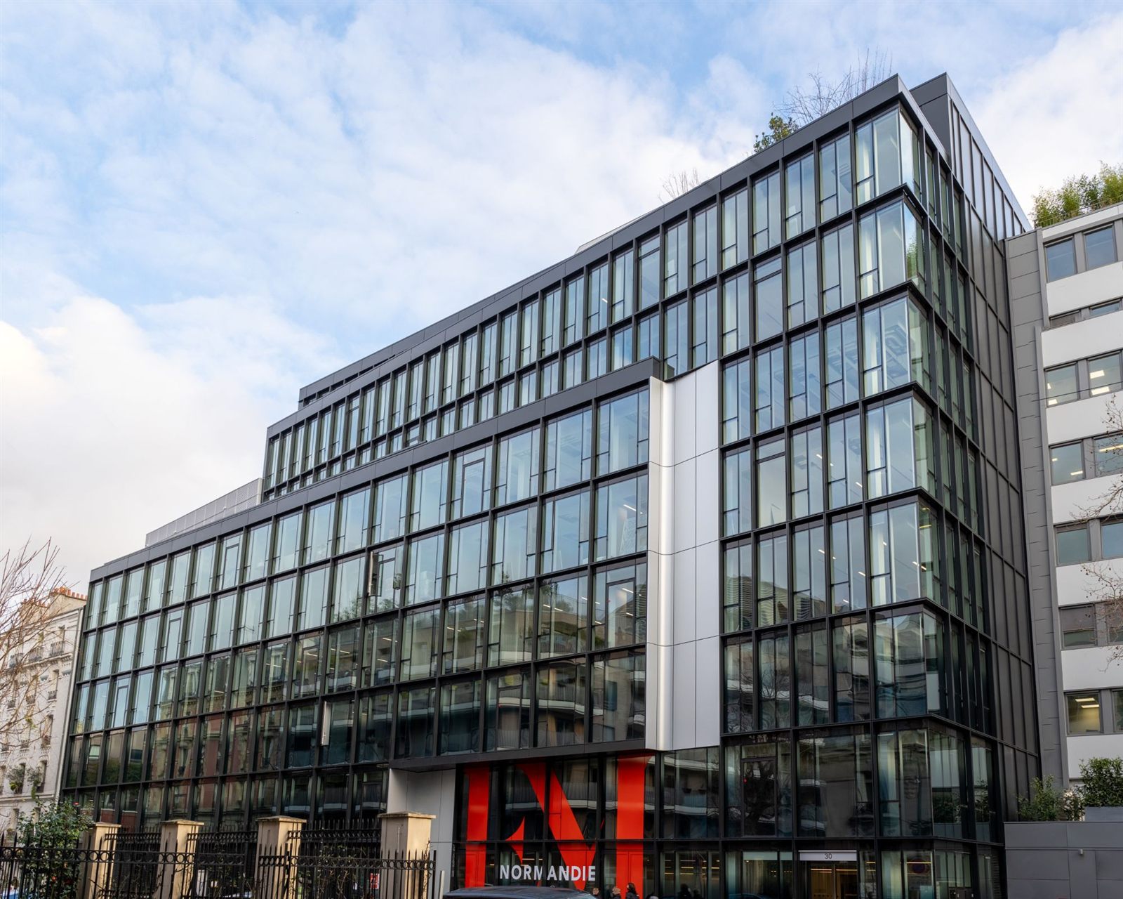Campus Paris Clichy, façade vitrée à montants noirs sur la rue