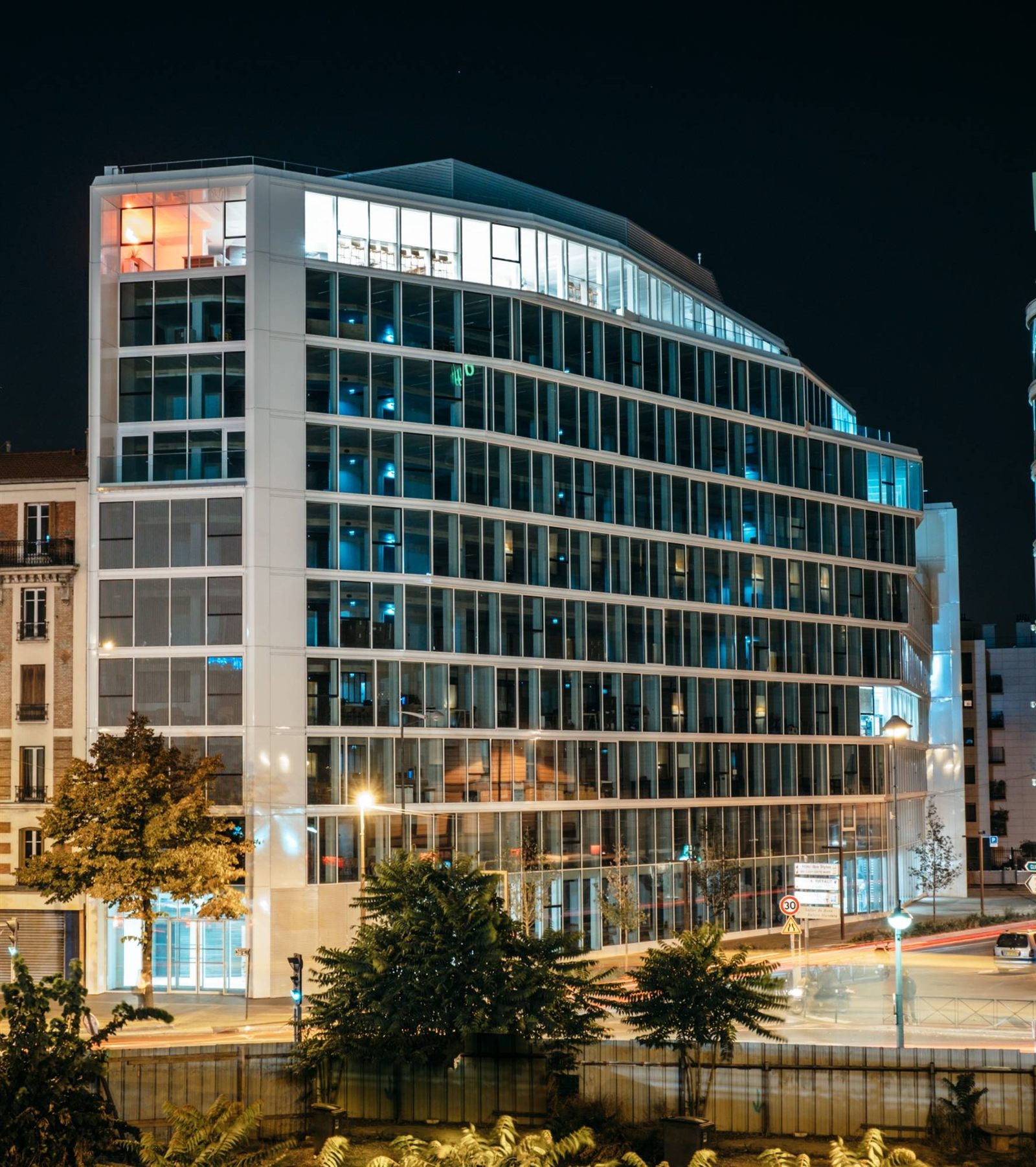 Immeuble Gate One à Clichy, façade vitrée éclairée de nuit