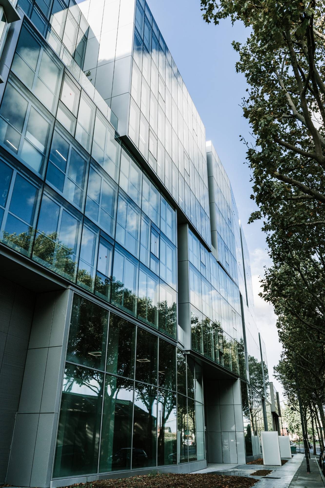 Immeuble M-Cube à Saint-Denis, façades vitrées en porte-à-faux