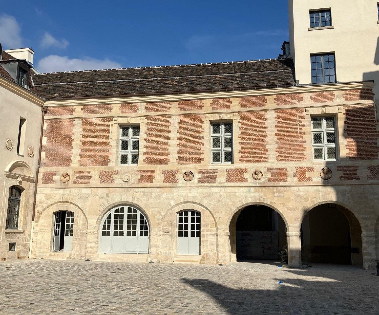 Campus Scipion, cour pavée et façade Renaissance en brique et pierre de l'hôtel Scipion-Sardini